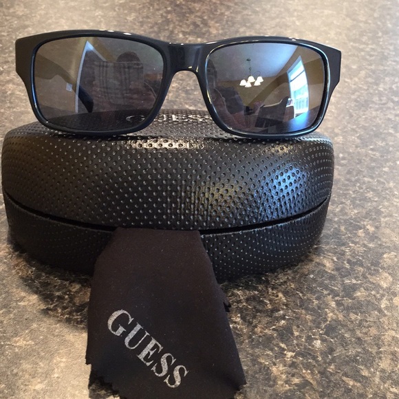 G by Guess insignia sunglasses - Picture 3 of 6